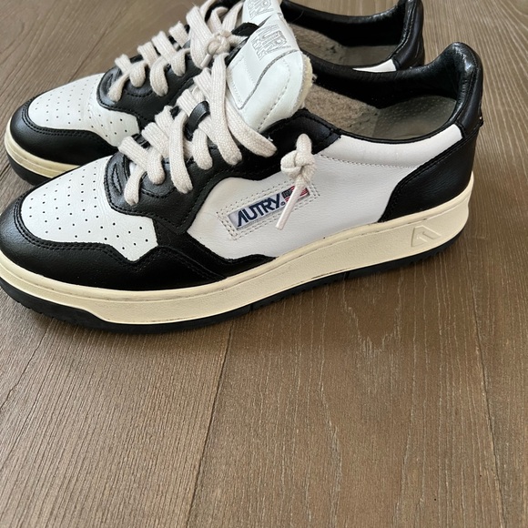 Autry Medalist Low Bicolor Sneakers White and Black. Size 40 - Picture 4 of 8